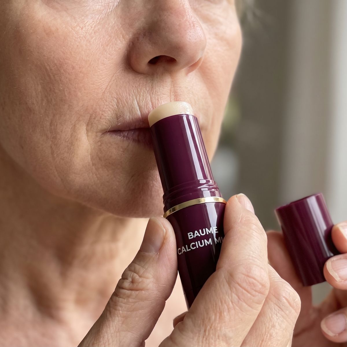 Application du stick Baume Calcium Multi sur le contour de la bouche