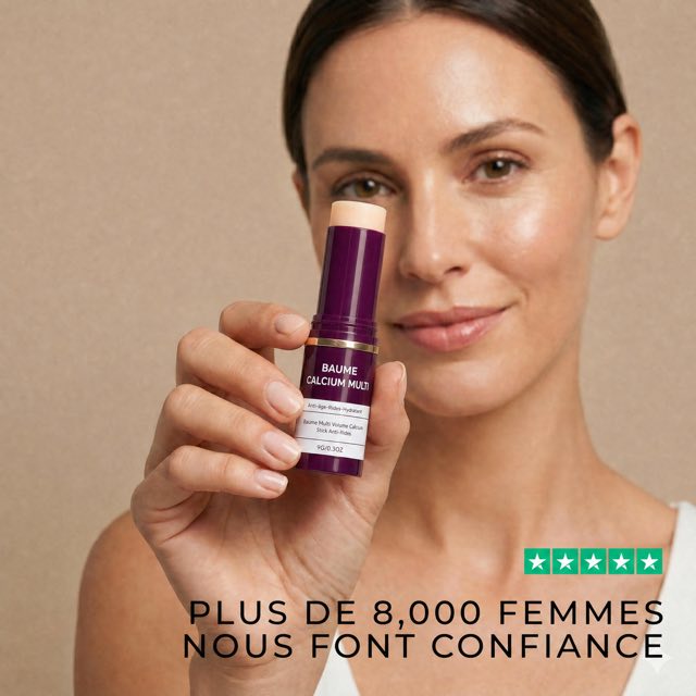 Le Baume Calcium Multi tenu en main